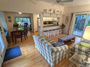Η κουζίνα ή μικρή κουζίνα στο Spacious 4BR house on a quiet street in Centerville 5 min to Craigville beach