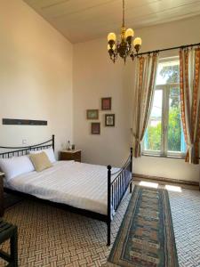 Posteľ alebo postele v izbe v ubytovaní Yioklima - Renovated Neoclassical House with two bedrooms