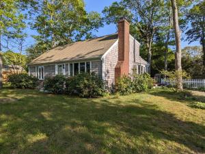 Κήπος έξω από το Spacious 4BR house on a quiet street in Centerville 5 min to Craigville beach