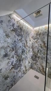 una pared con un mural floral en la pared en Infinity Suite en Peschici