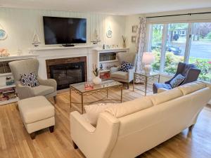 Χώρος καθιστικού στο Spacious 4BR house on a quiet street in Centerville 5 min to Craigville beach