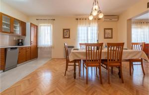 een keuken en eetkamer met een tafel en stoelen bij 3 Bedroom Cozy Apartment In Zadar in Zadar