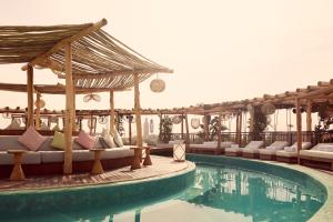 Bazén v ubytování Nobu Hotel Marrakech nebo v jeho okolí