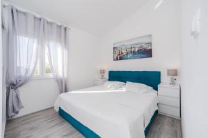 En eller flere senge i et værelse på Apartments Marina + 128 billeder