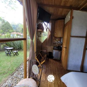 una vista su una camera con cucina e balcone di Exclusivo Cocora con Jacuzzi Salento Quindio a Salento