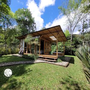 une petite maison avec un pavillon dans un jardin dans l'établissement Exclusivo Cocora con Jacuzzi Salento Quindio, à Salento
