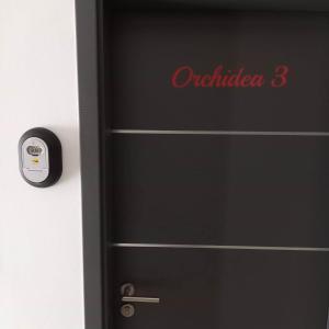 a black door with the words oudler on it at Orchidea3 in Finkenstein