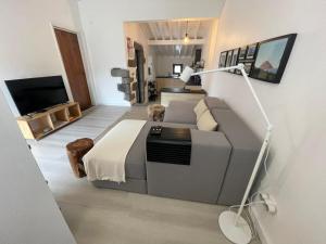 a living room with a couch and a tv at Casa do Porto in Madalena