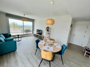 ein Wohnzimmer mit einem Tisch und blauen Stühlen in der Unterkunft Great 3 bedroom Apt in Marbella-Estepona RDR308 in Estepona