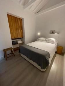 um quarto com uma cama grande num quarto em Casa do Porto em Madalena
