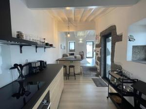 a room with a kitchen and a living room at Casa do Porto in Madalena