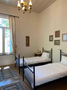 Posteľ alebo postele v izbe v ubytovaní Yioklima - Renovated Neoclassical House with two bedrooms + 17 fotografií