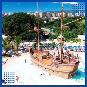 ein großes Boot am Strand mit Leuten darauf in der Unterkunft Com CAFE SPAZZIO DIROMA e ACESSO ao ACQUA Parque DIROMA TODOS OS DIAS in Caldas Novas