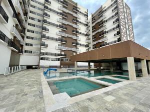 ein Schwimmbad vor einem Gebäude in der Unterkunft Com CAFE SPAZZIO DIROMA e ACESSO ao ACQUA Parque DIROMA TODOS OS DIAS in Caldas Novas + 19 Fotos