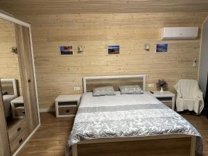 Un dormitorio con una cama y paredes de madera. en Carpathian Dream Apartments, en Yaremche 10 fotos más