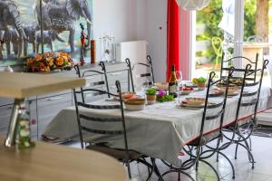 ein Esszimmer mit einem Tisch mit Essen drauf in der Unterkunft "Logis Debussy"- Saintes in Saintes