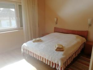 Hutasori Guesthouse房間的床