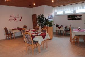 a restaurant with tables and chairs in a room at Hotel Stadt Pausa in Pausa