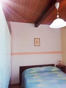 - une chambre avec un lit et un plafond en bois dans l'établissement Pierina, à Lucques