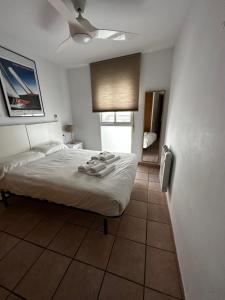 a bedroom with a bed in a room at Zerka Ayuntamiento in Valencia