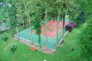 Tenis a/nebo squash v ubytování Hostal Ayestaran I nebo okolí