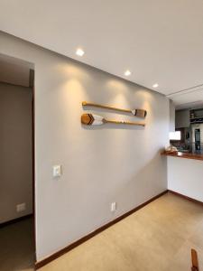 Een kamer met een muur met twee honkbalknuppels erop. bij Apartamento Super Charmoso Condomínio OAHU Alto do Imbassaí in Imbassai