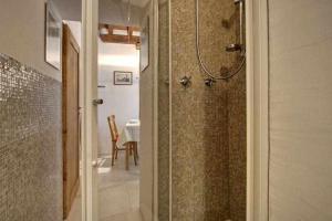 Kúpeľňa v ubytovaní Il Tulipano Apartment With Patio + 15 fotografií