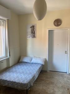 - une chambre avec un lit et une horloge murale dans l'établissement Residenza Eli, à Plaisance