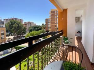 un balcon avec une table et une vue sur une ville dans l'établissement Home Corinto Beach terraza y piscina - Benalmadena Malaga, à Benalmádena