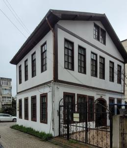 une maison blanche avec un toit noir dans l'établissement Ata Konağı Ottoman Mansion, à Unye