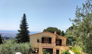 een huis aan de zijkant van een heuvel bij Bed and Berli in Sesto Fiorentino