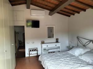 - une chambre avec un lit et une télévision murale dans l'établissement Bed and Berli, à Sesto Fiorentino