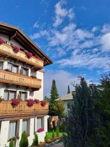 un edificio con fioriere sui balconi di Zwei Hirsche a Seefeld in Tirol