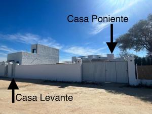 Fotografia z galérie ubytovania Acogedoras casas Entre Dos Vientos, cerca de la playa v destinácii Zahora
