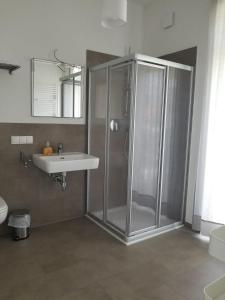 La salle de bains est pourvue d'une douche et d'un lavabo. dans l'établissement Apartment Sesamstraße, à Brême