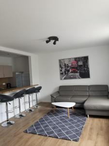 - un salon avec un canapé et une table dans l'établissement Apartment Sesamstraße, à Brême