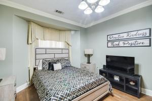 1 dormitorio con 1 cama y TV de pantalla plana en Cozy Jackson Vacation Rental Less Than 1 Mi to University en Jackson