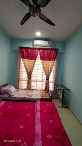 Ένα ή περισσότερα κρεβάτια σε δωμάτιο στο Homestay An-Nur Residensi Pendang