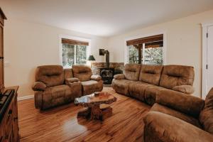 a living room with a couch and chairs and a table at 22MBR - Wi-Fi - Fireplace - Pets OK - Sleeps 8 cabin in Glacier