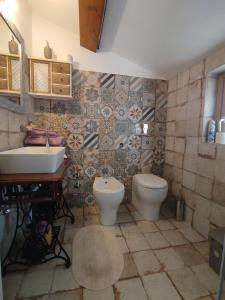 La salle de bains est pourvue de toilettes et d'un lavabo. dans l'établissement la bottega del fabbro affitto breve, à Contigliano
