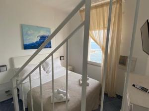 ein kleines Schlafzimmer mit einem Bett und einem Fenster in der Unterkunft Cielomare Residence Diffuso in Trapani