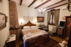 - une chambre avec un grand lit dans l'établissement Bujtina Sidheri, à Korçë