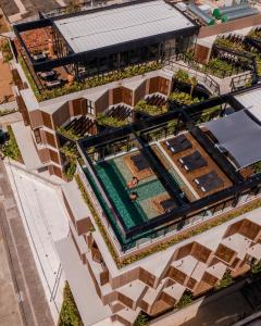 una vista aérea de un edificio con piscina en BA'RA Hotel en João Pessoa