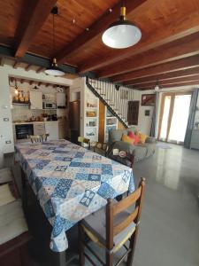 a kitchen and living room with a table in a room at la bottega del fabbro affitto breve in Contigliano