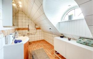 Vannituba majutusasutuses Awesome Home In Genarp With Wifi