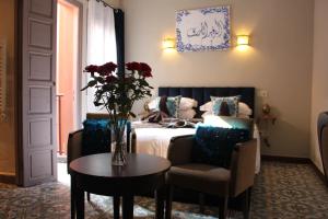 Postel nebo postele na pokoji v ubytování Riad Hilmuna Hammam et Spa + 37 fotografií