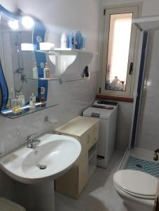 ein Bad mit einem Waschbecken und einem WC in der Unterkunft Casa ENGY in Terrasini