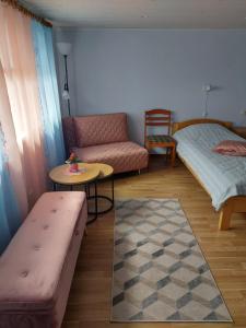 เตียงในห้องที่ Adu-Jaani Kodumajutus