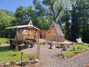 Cabaña de madera con mesa de picnic y pabellón en Les cabanes féeriques du Cheix en Saint-Diéry