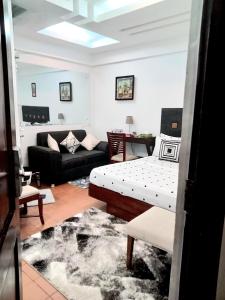 uma sala de estar com um sofá e uma mesa em RB studio apartment with free Wi-Fi em Dar es Salaam